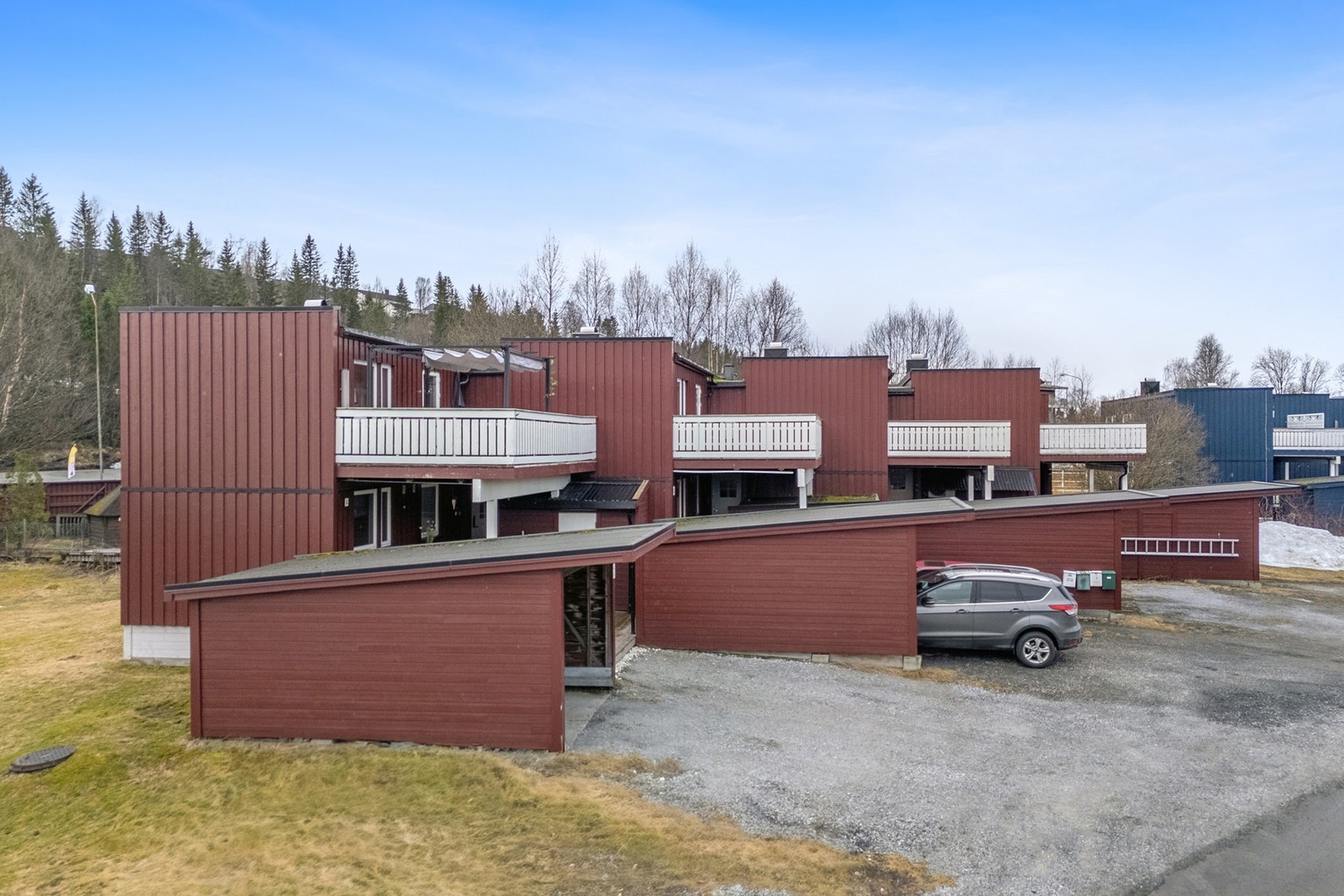 Godt med parkering, både i carport og i innkjørsel. Galleribilde