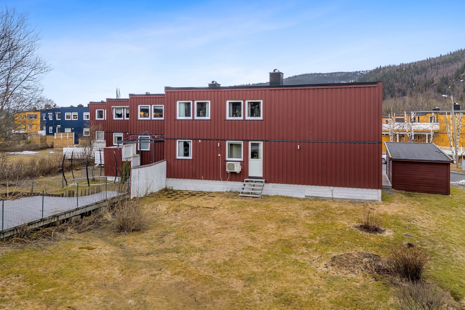 Siden dette er enderekkehuset så har det en litt større hage enn de andre. Galleribilde