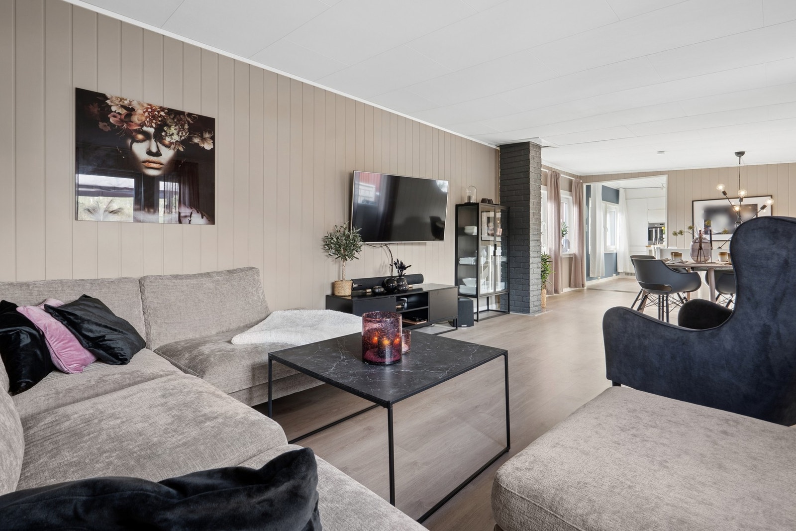 Stue og spisestue med moderne fargevalg Galleribilde