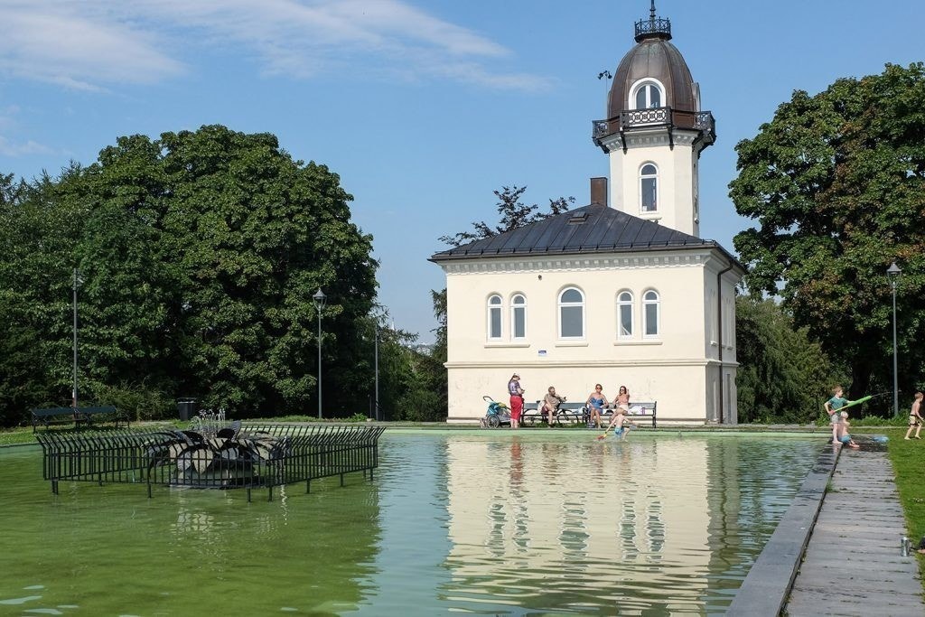 Tårnhuset med vannspeilet i parken på St.Hanshaugen Galleribilde