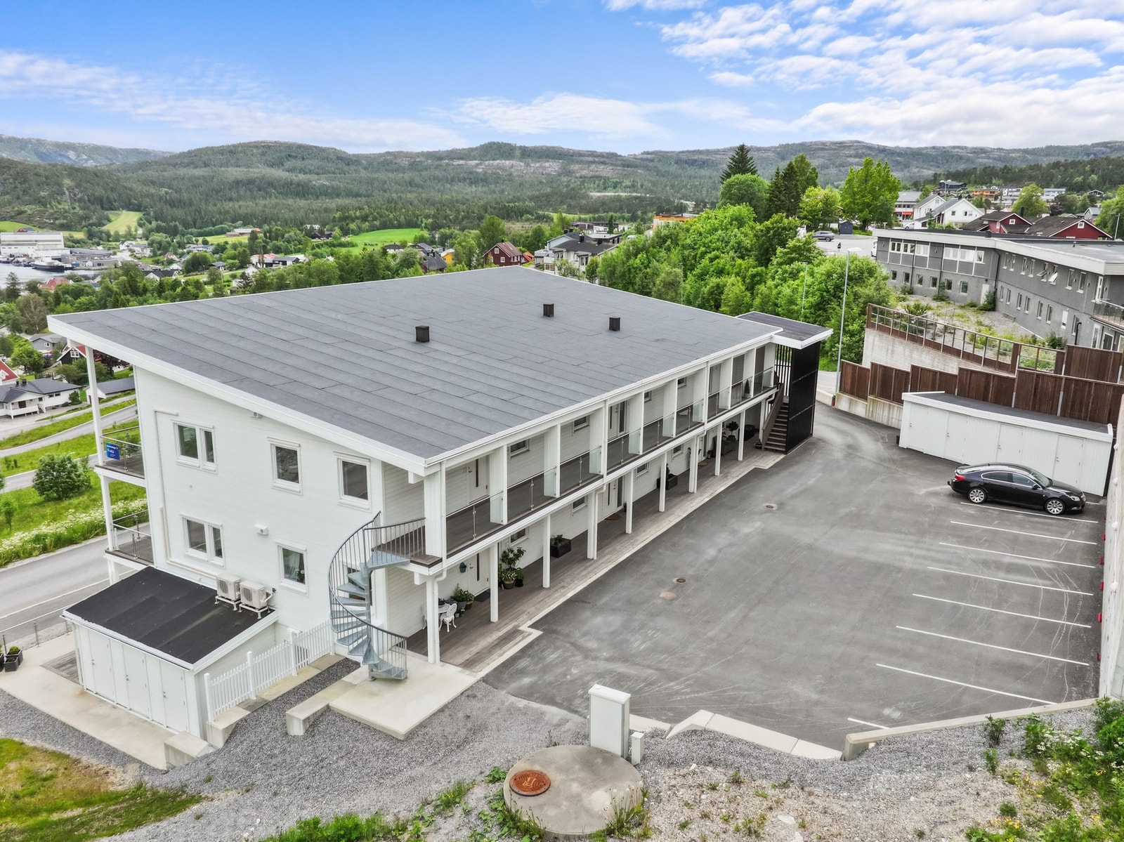 Bygget har moderne og stilren arkitektur. Leiligheten ligger i 2. etasje med flott utsikt over Kolvereidvågen. Galleribilde