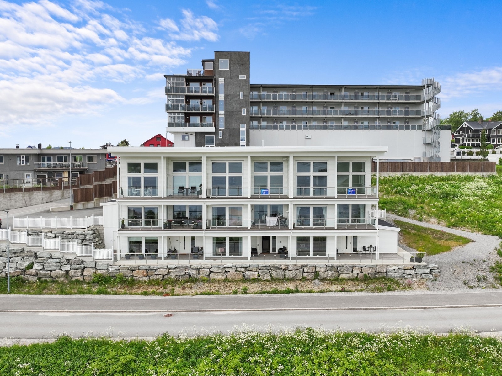 Boligen ligger fint til med kort vei til sentrum med butikker, restauranter og kino. Galleribilde