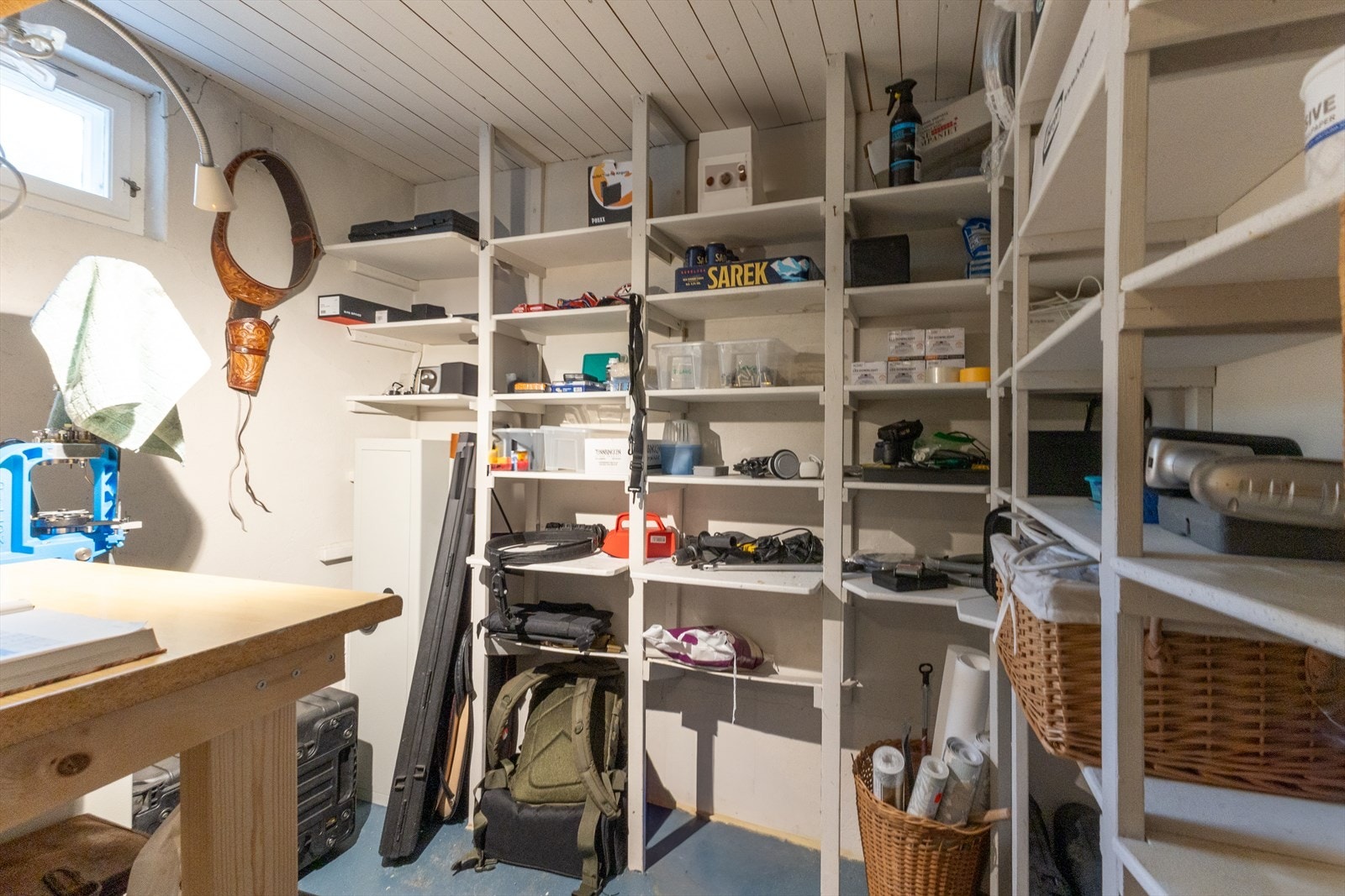 Her nede har du også en bod med praktisk bygde hyller for oppbevaring. Galleribilde
