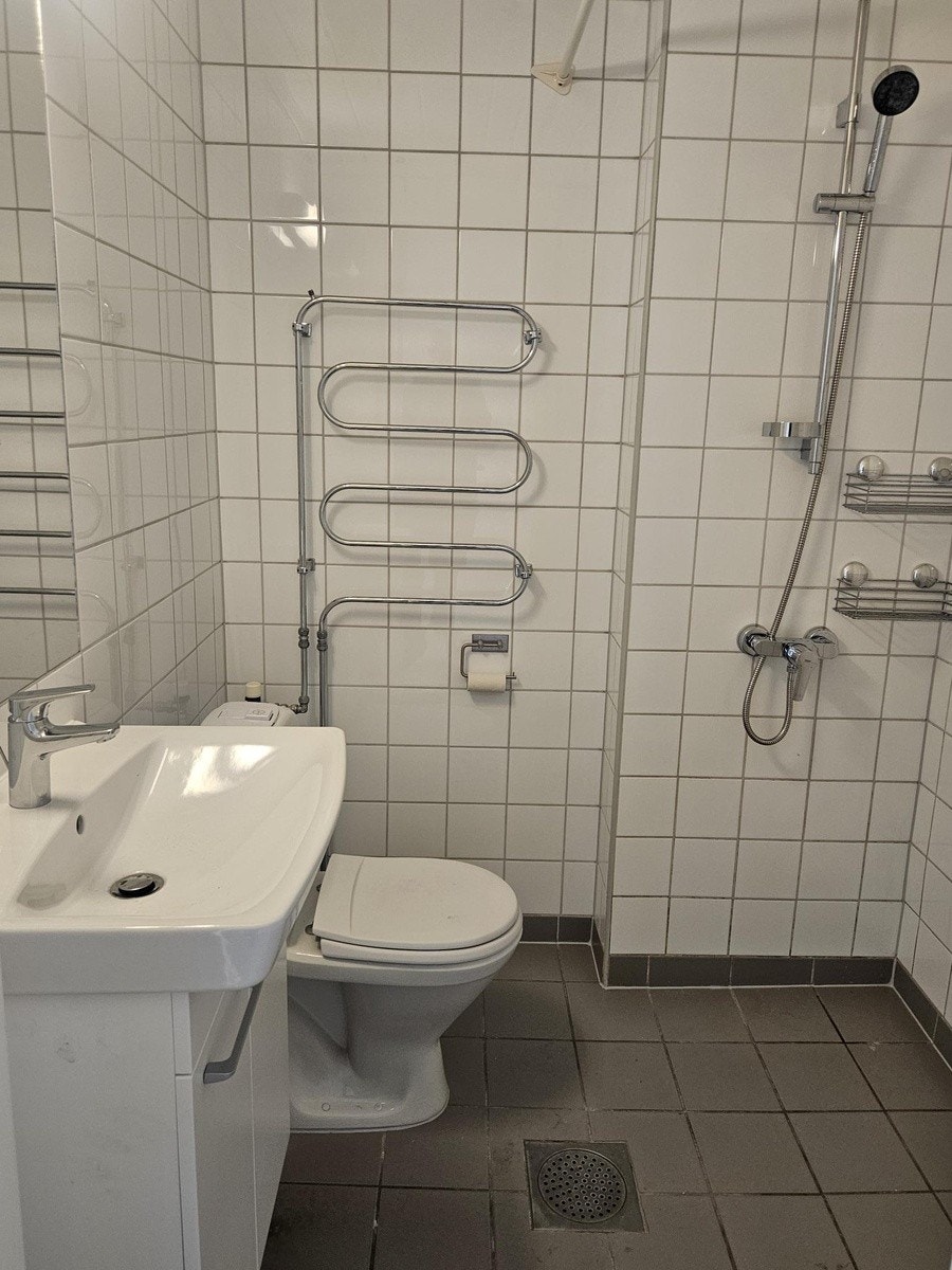 Bad med dusj og varmekabler Galleribilde
