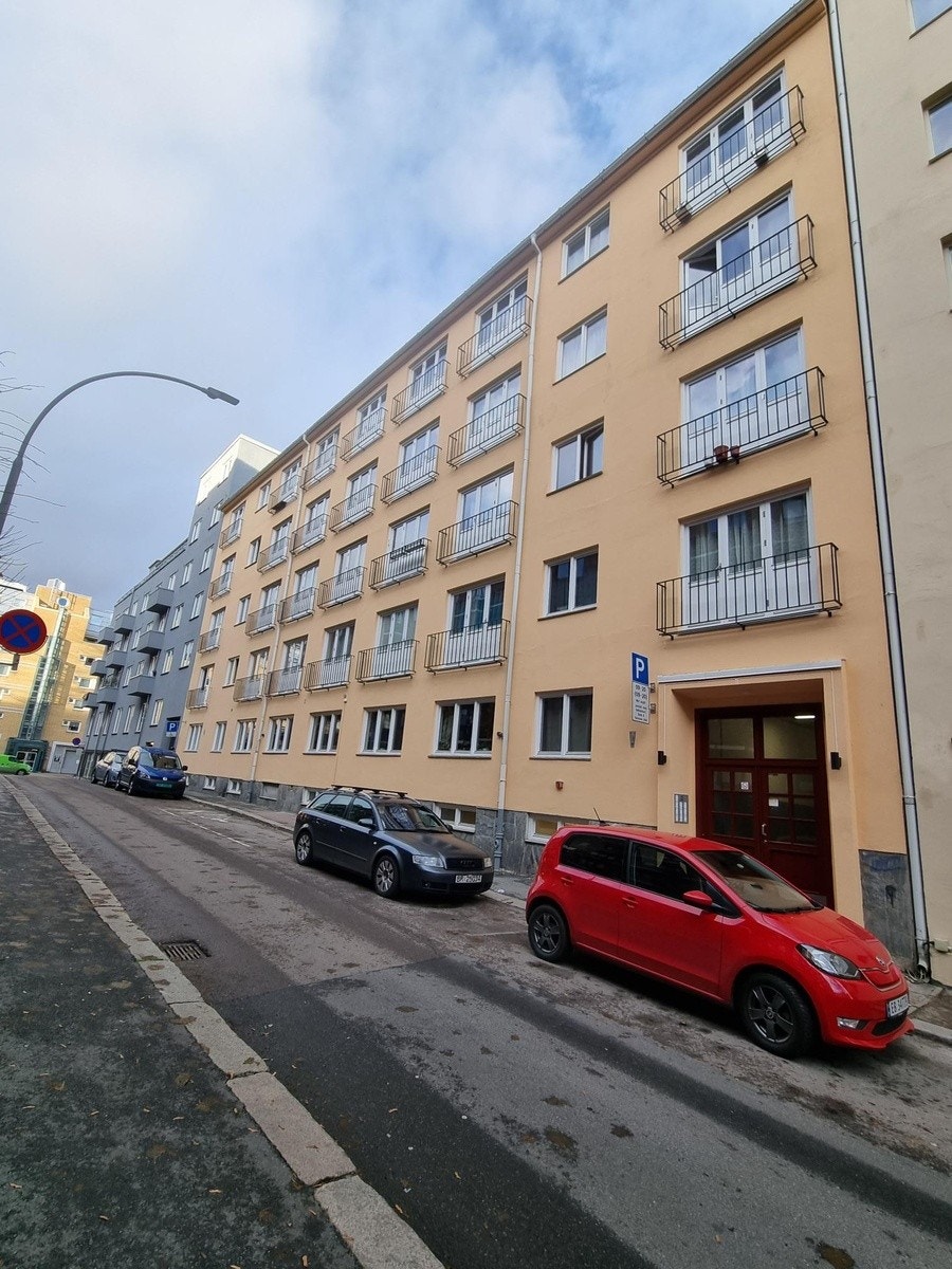 Gården sett fra gaten Galleribilde
