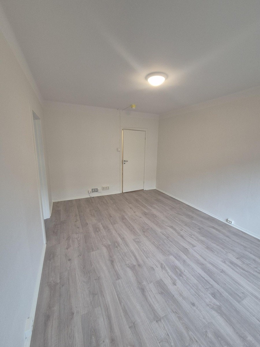 Stor stue med plass til både spisebord og sofagruppe Galleribilde