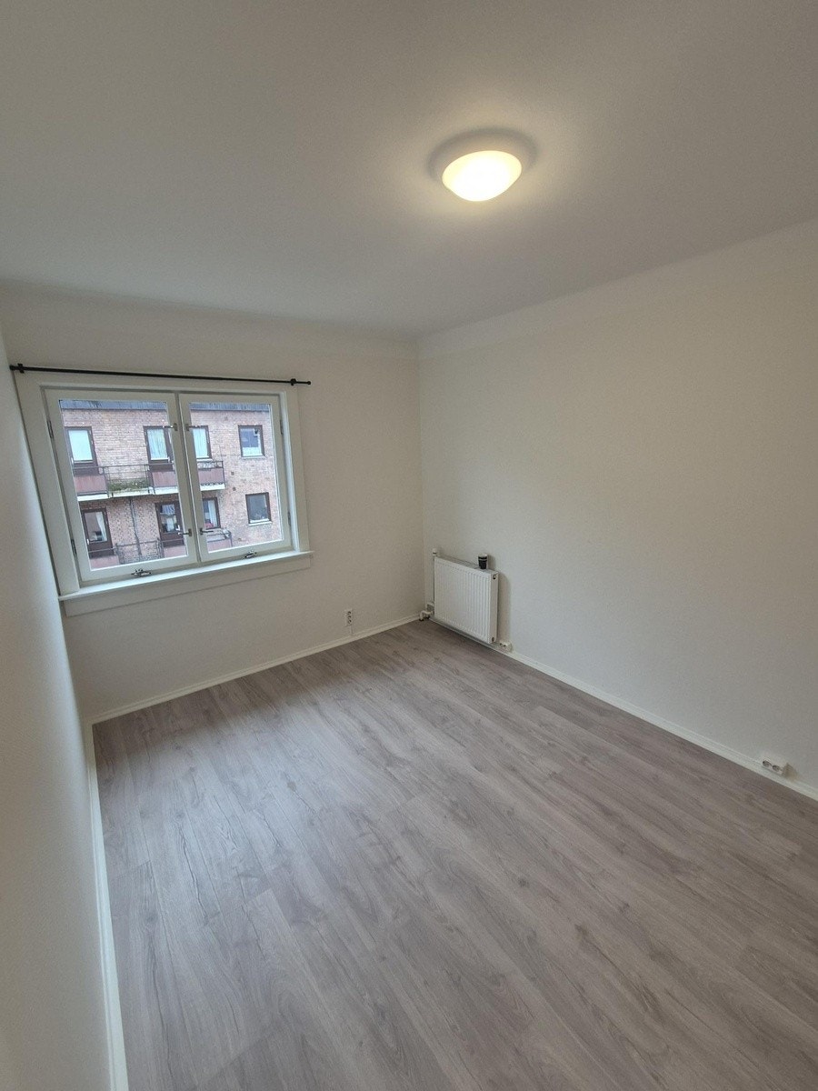 Romslig soverom med plass til dobbeltseng Galleribilde