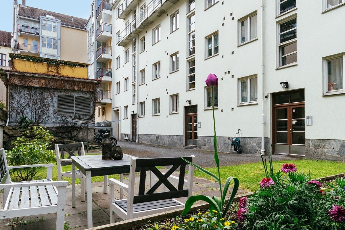 Hyggelig bakgård med sittegruppe Galleribilde