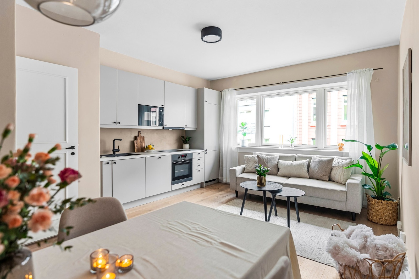 Velkommen til Øvrefoss 10J!
En lys og påkostet aksjeleilighet med en svært sentral beliggenhet på øvre del av Grünerløkka. Galleribilde