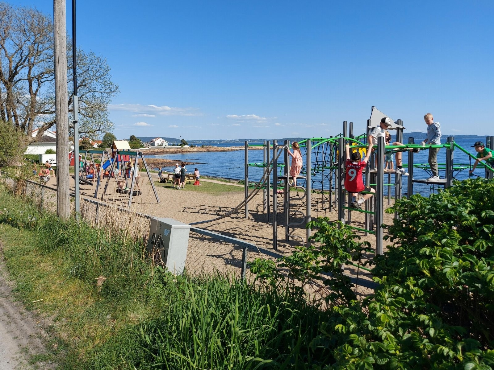 Lekeplass like nedenfor leiligheten. Selgers private bilde. Galleribilde