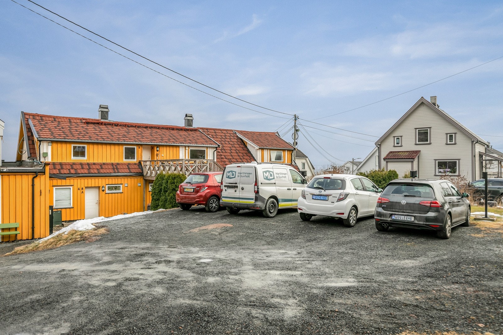 Felles parkeringplass like ovenfor leiligheten. Leiligheten disponerer 1 bod på 7 kvm i frittstående bygning like ved parkeringsplassen. Galleribilde
