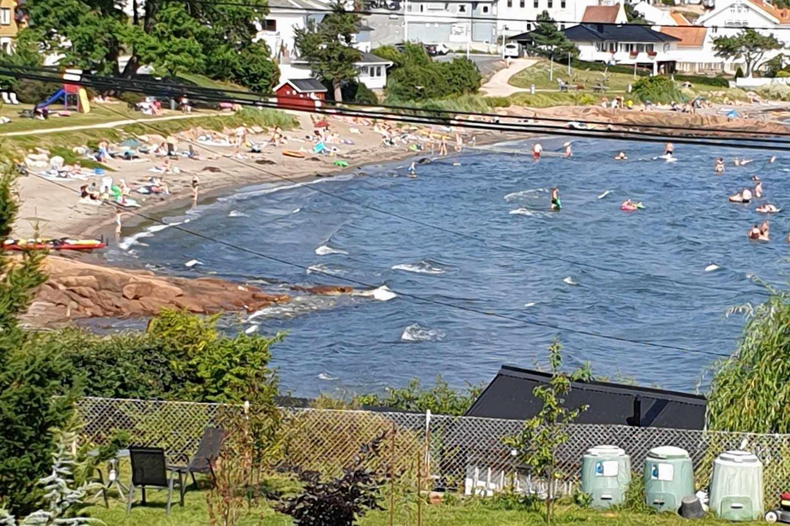 Utsikt mot stranden som er en kort spasertur unna leiligheten. Selgers private bilde. Galleribilde