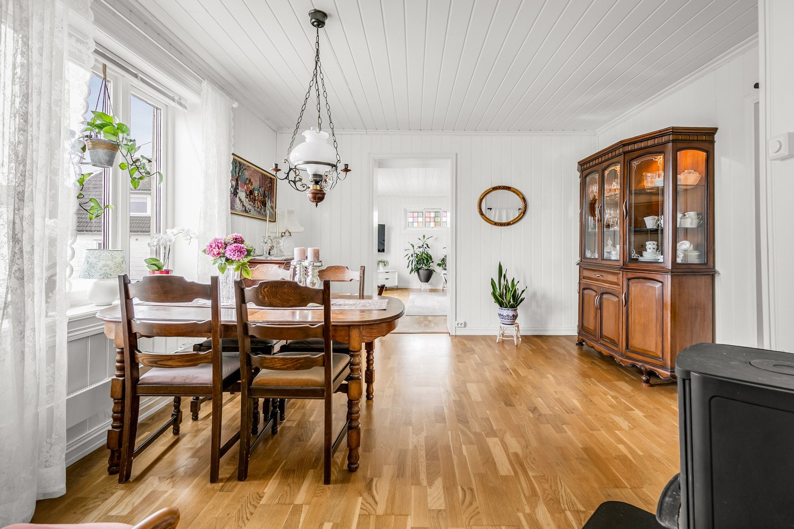 Godt med plass til spisebord og vitrineskap. Galleribilde