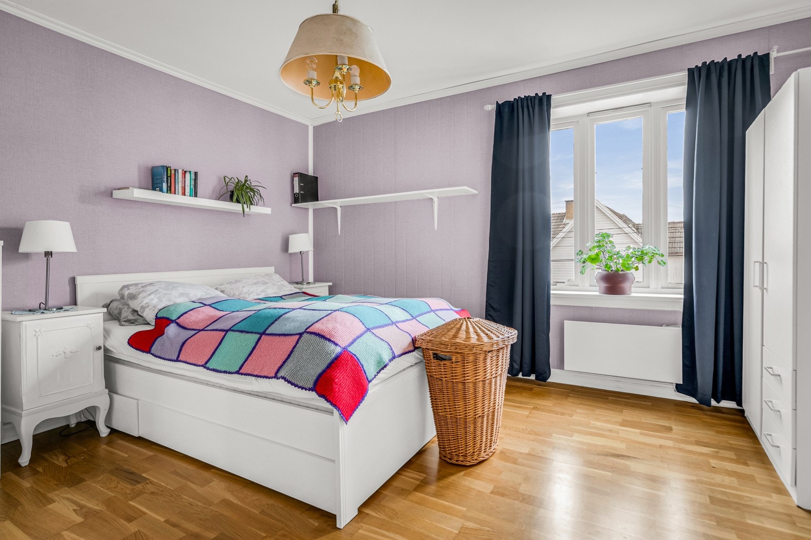Romslig hovedsoverom med god plass til dobbeltseng og garderobe. Galleribilde