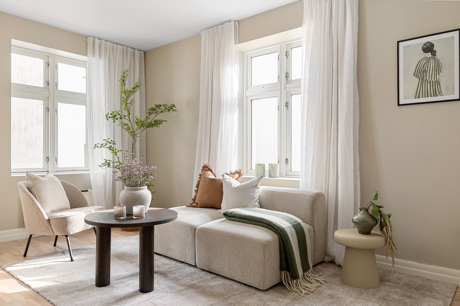 I stuen er det god plass til sofa med tilhørende spisebord. Galleribilde