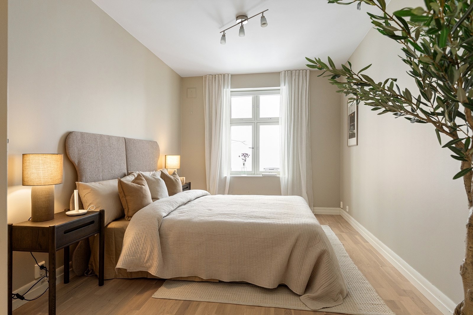Soverom 1 har god plass til dobbeltseng og annet møblement. Galleribilde