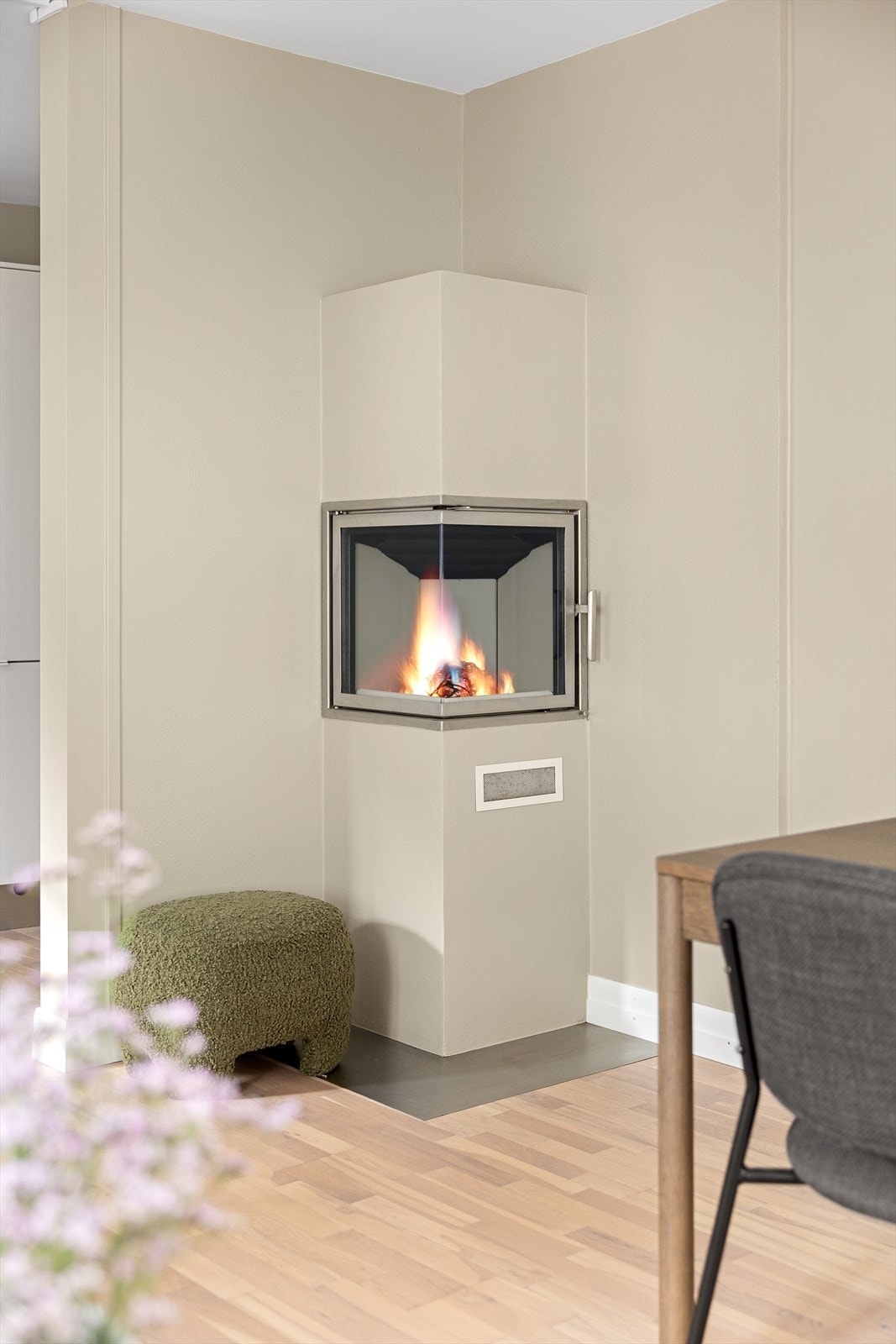 I stuen er det en flott peis som sikrer varme og en lun stemning på kaldere dager. Galleribilde