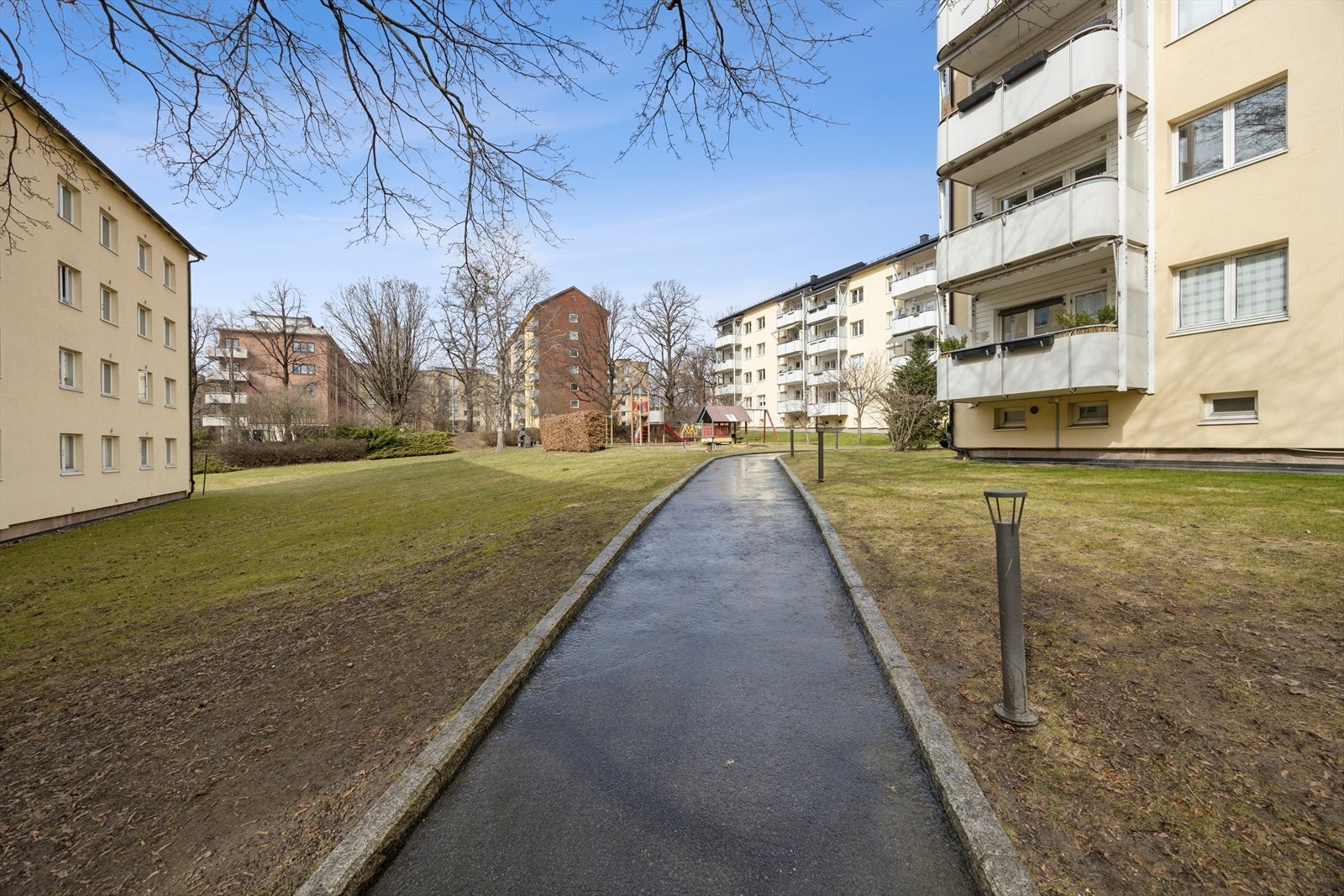 Veldrevet borettslag med stort grønnområde. Galleribilde