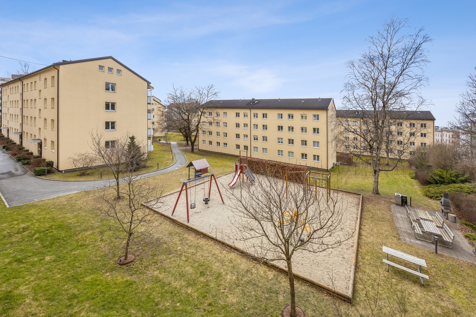 Borettslaget har en stor tomt med plen, sittegrupper, lekeplass og utegrill. Galleribilde