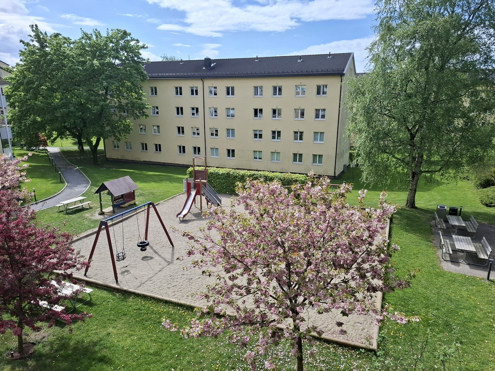 Hyggelig utsyn fra balkongen. Spesiellt vakkert om våren, sommeren og høsten med det godt beplantede området. Galleribilde
