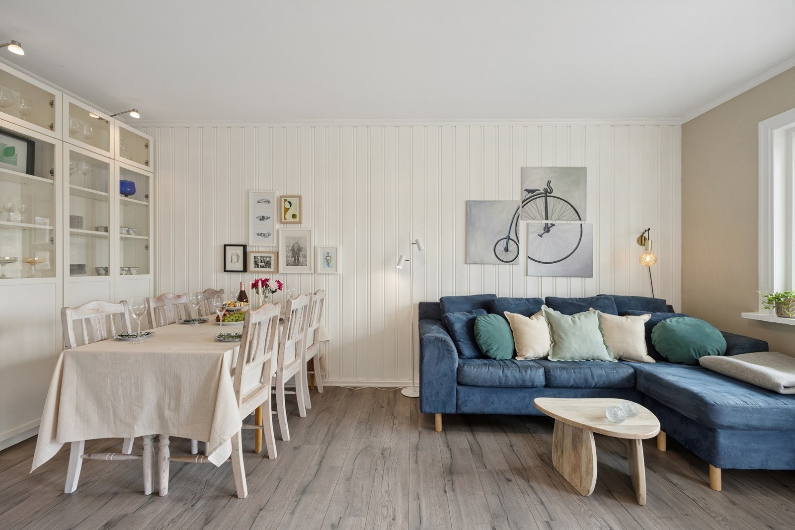 Stuen er romslig med plass til spisebord og sofagruppe. Vitrineskapet medfølger handelen. Galleribilde