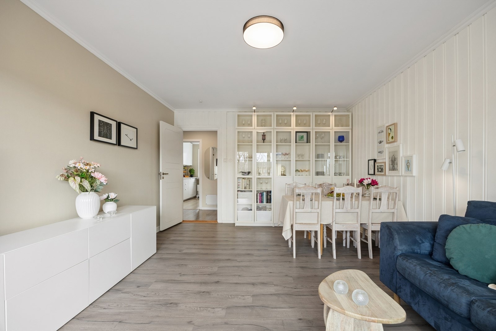 Stuen er romslig og lys med god plass til stort spisebord samt stor sofa. Galleribilde