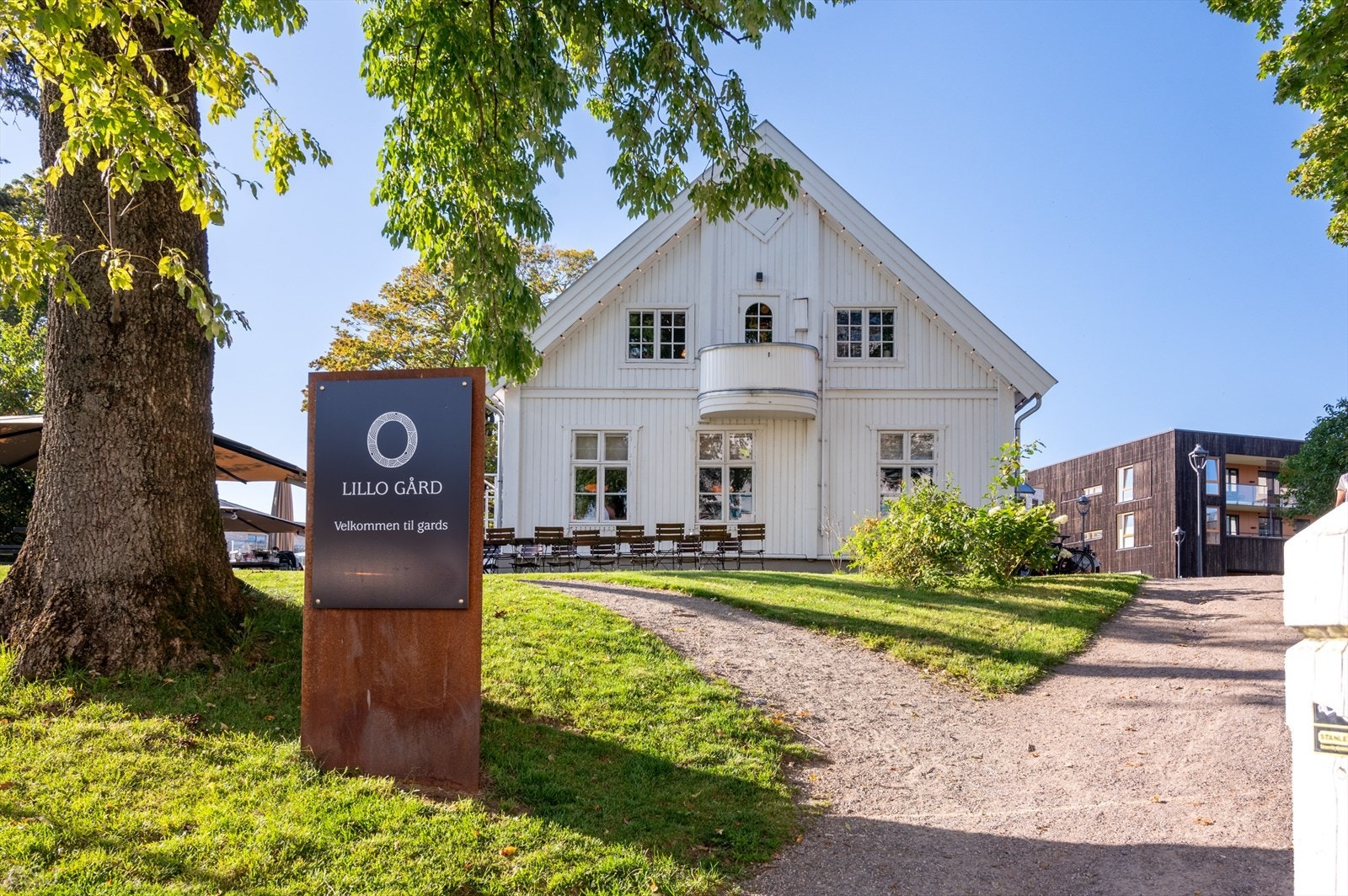 Lillo Gård er en hyggelig oase med restauranter, kafeer, uteserveringssteder. Galleribilde
