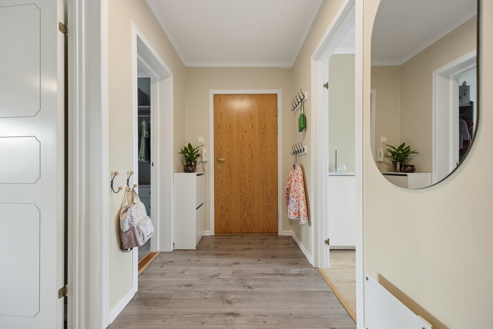 Velkommen inn i 2.etasjen med plass for kommode, knagger, skoskap. Galleribilde