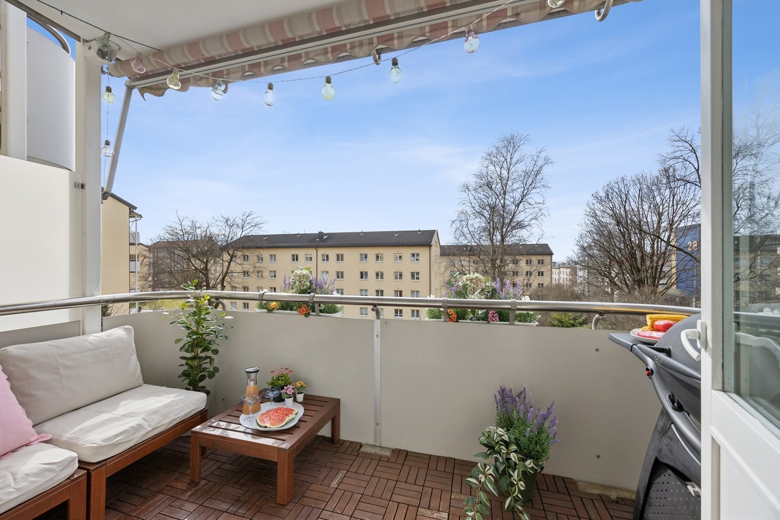 Sørvestvendt balkong med plass til sittegruppe/spisebord og grill. Galleribilde