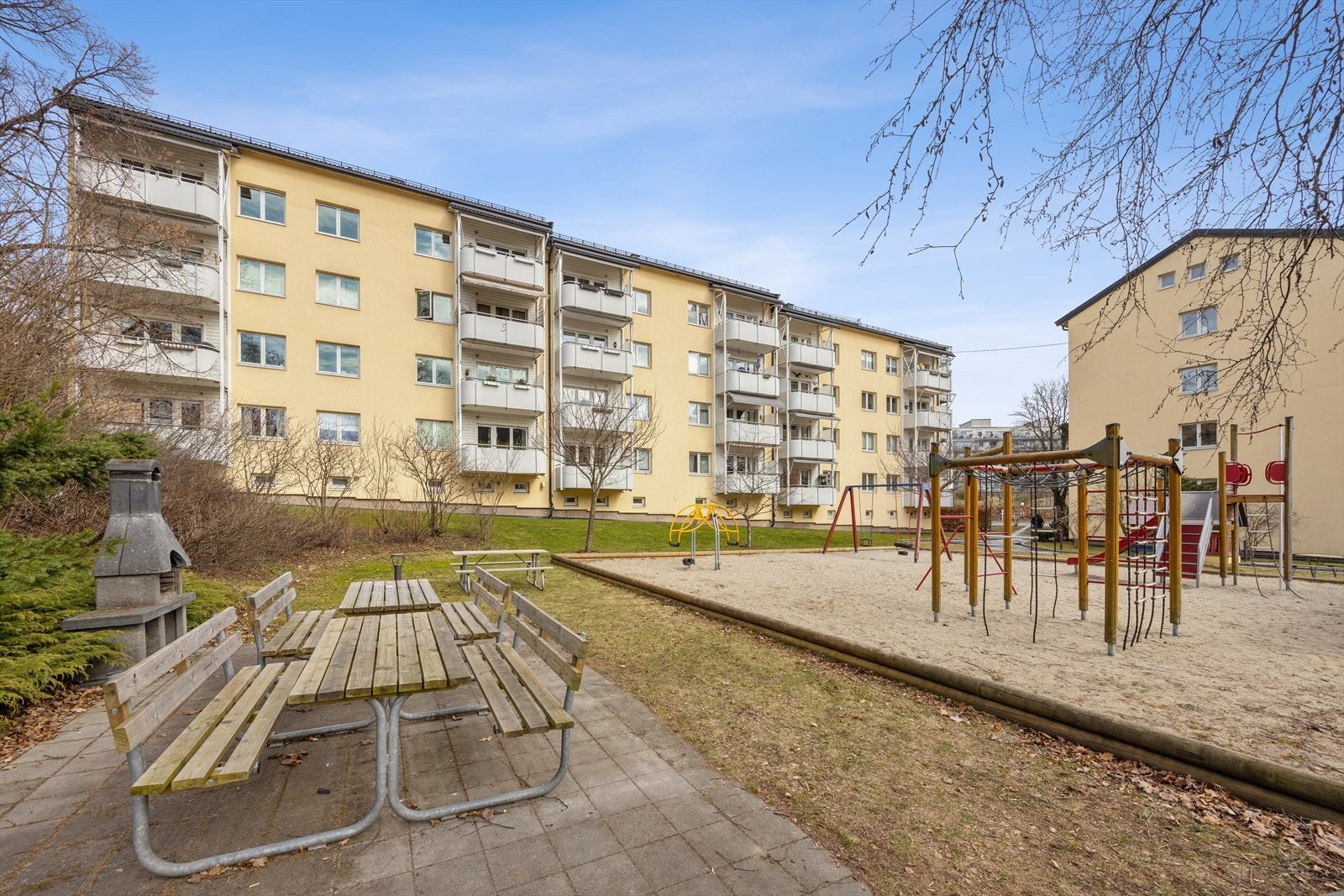 Hyggelig utegrill med sitteplasser. Galleribilde