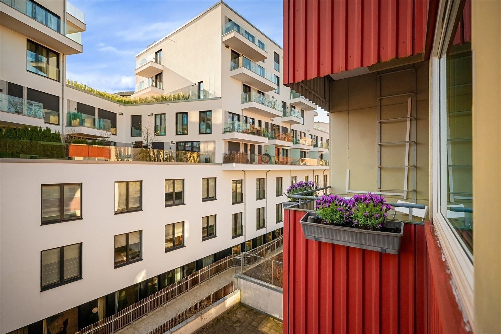 Med umiddelbar nærhet til alt du trenger i hverdagen, tilbyr denne boligen en perfekt kombinasjon av sentral beliggenhet og rolig atmosfære i et sjarmerende og svært ettertraktet nabolag. Galleribilde