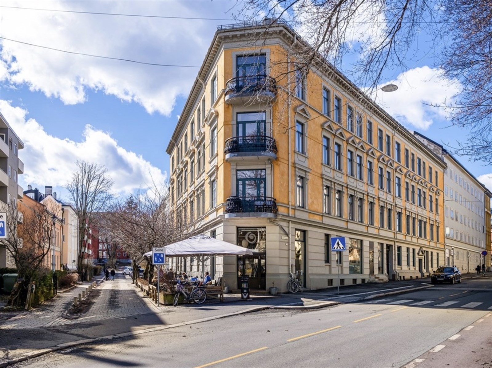 Leiligheten ligger i rolig blindvei. Åpent bakeri er like ved! Galleribilde