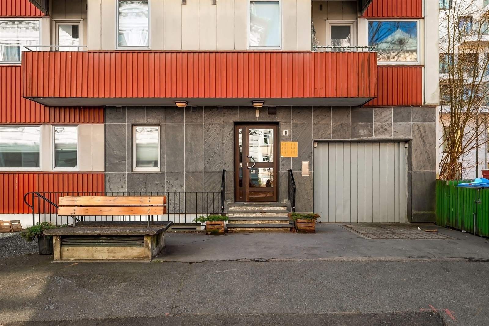 Fasade. Det er trappefri adkomst til leiligheten med bruk av heis. Galleribilde