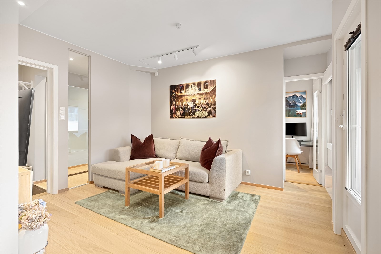 Lys og luftig stue med store vindusflater som slipper inn rikelig med naturlig lys. Galleribilde