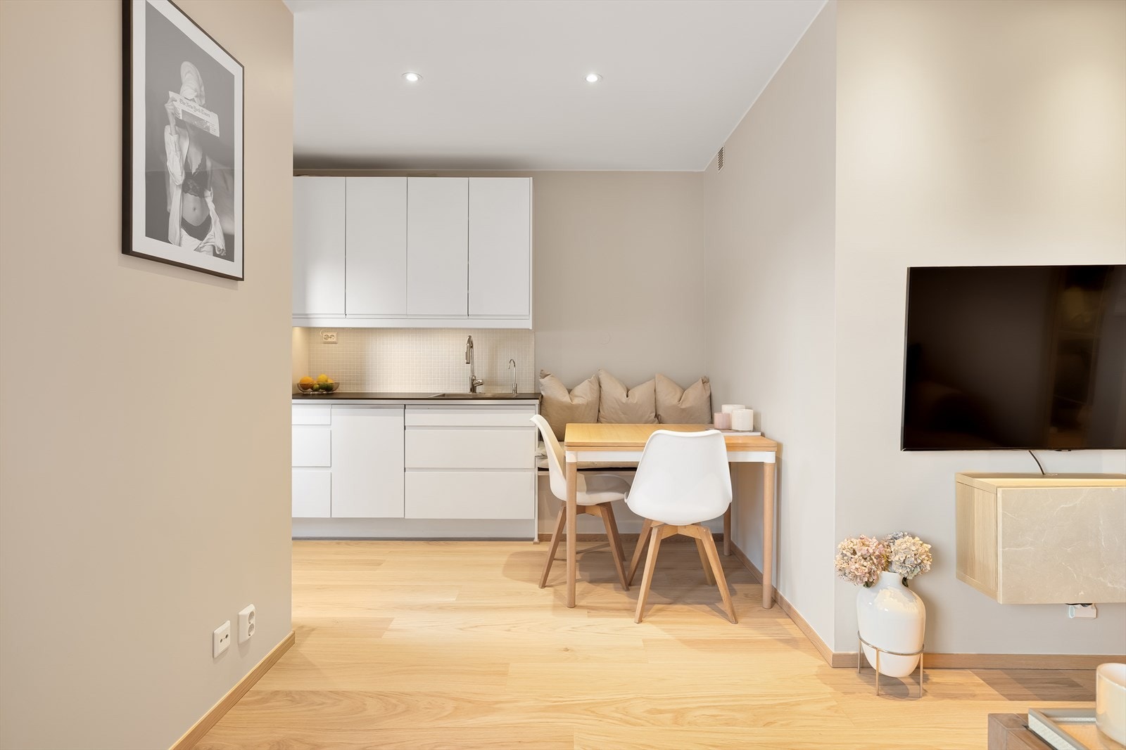 Delikat Epoq-kjøkken fra 2015 med glatte fronter og laminat benkeplate. Galleribilde