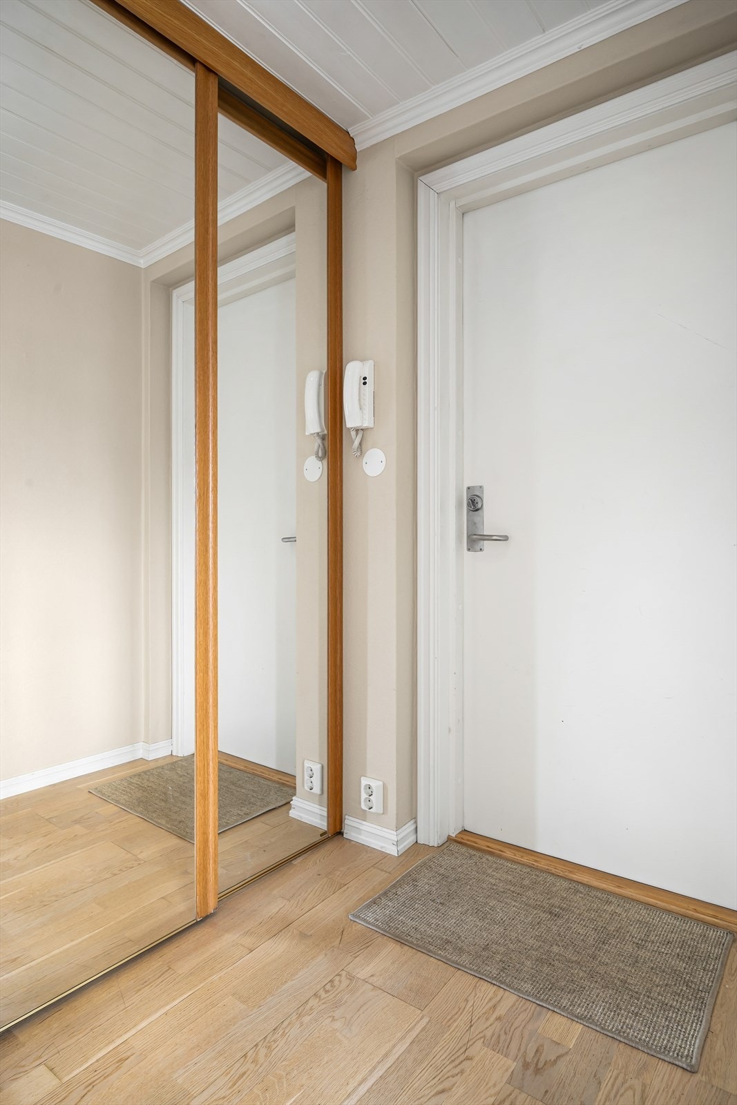 Entré med dørcallinganlegg og skyvedørsgarderobe. Galleribilde