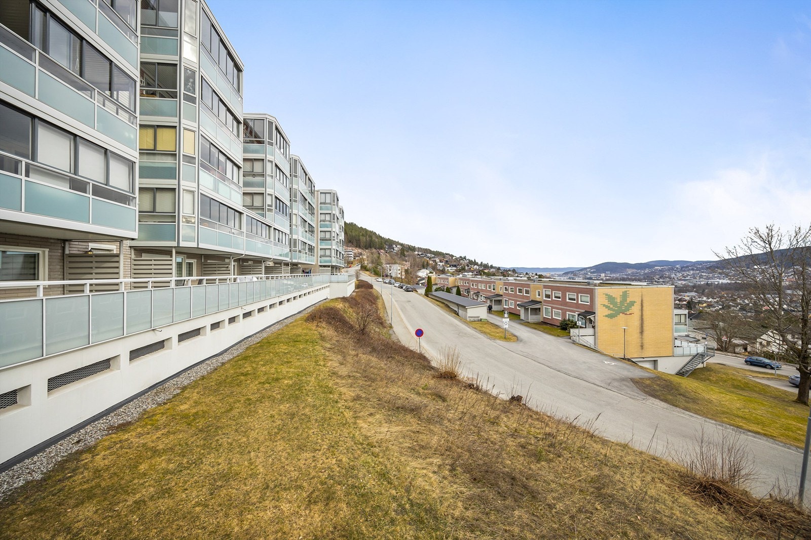 Kort gangavstand til bussholdeplass med avganger til Drammen sentrum og Gulskogen. Galleribilde