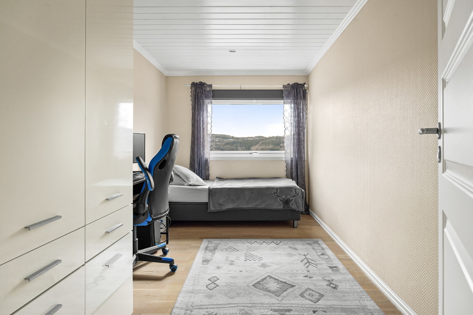 Garderobeskap med lagringsplass og downlights i tak i tre av rommene. Galleribilde