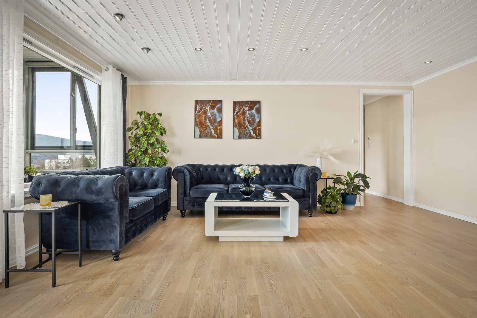Store vindusflater gir rikelig med naturlig lys inn i oppholdsrommene. Galleribilde