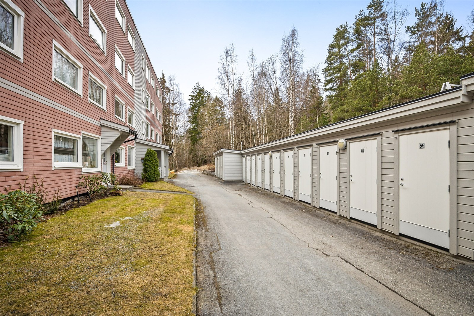 Leiligheten disponerer to eksterne boder for ekstra lagringsplass, på henholdsvis 2 m² og 4 m². Galleribilde