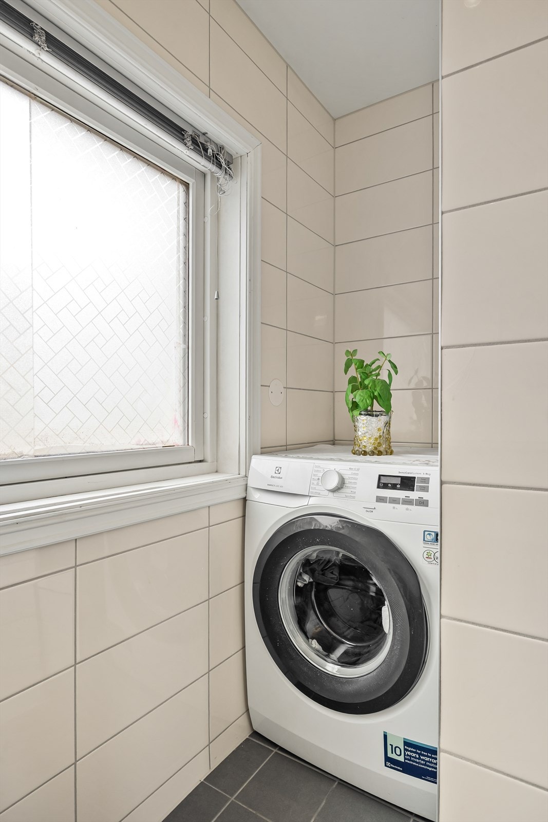 Det er praktisk opplegg for vaskemaskin på badet. Galleribilde