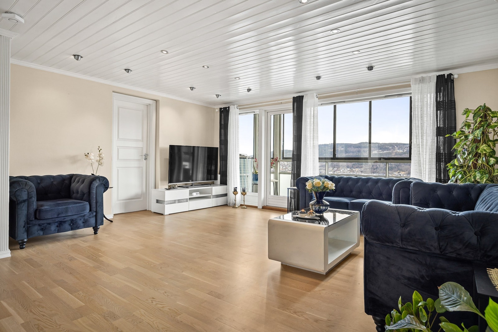 Stuen er meget romslig og lar seg lett møblere. Galleribilde