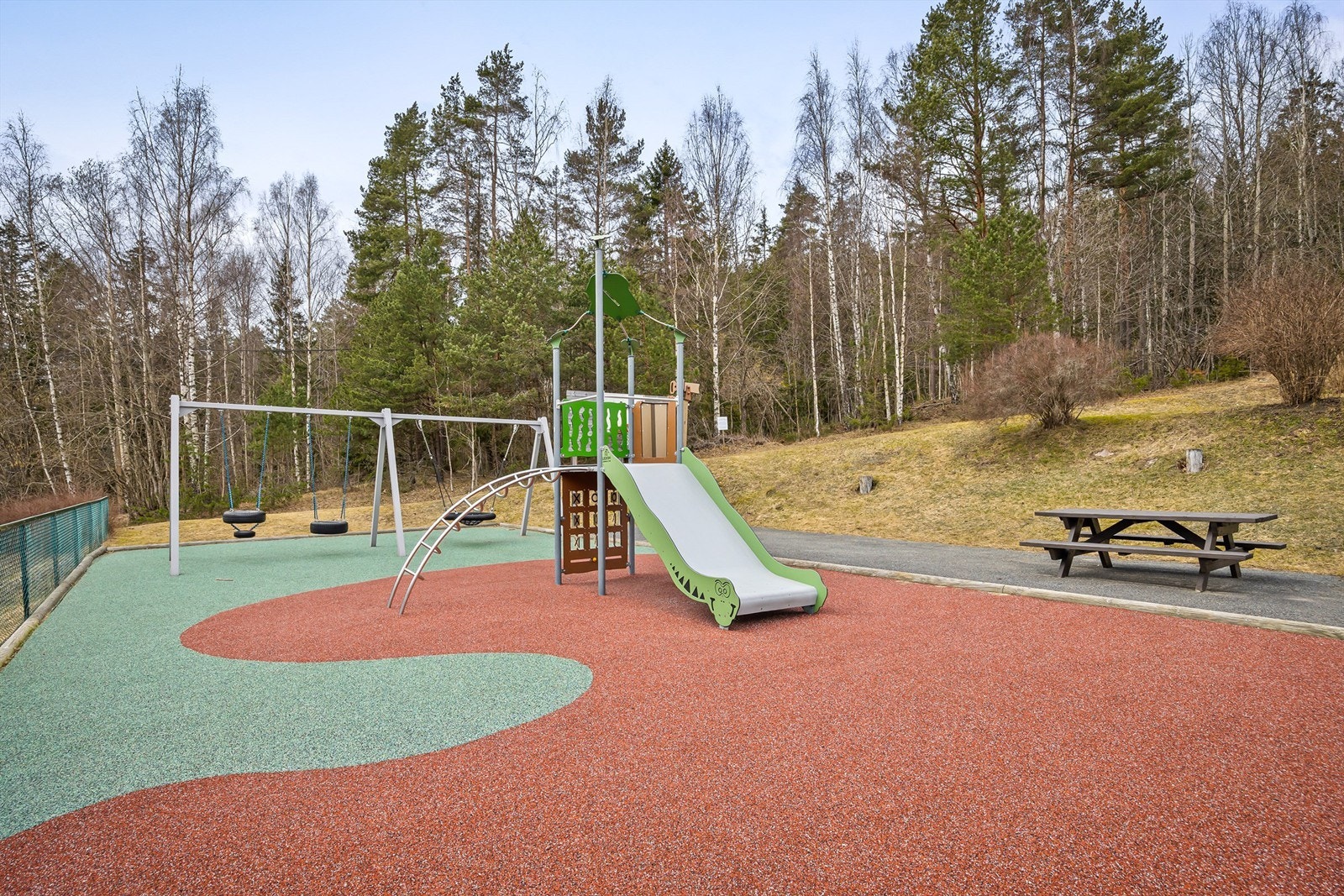 Borettslaget har velholdte fellesarealer med blant annet lekeplass for de minste. Galleribilde