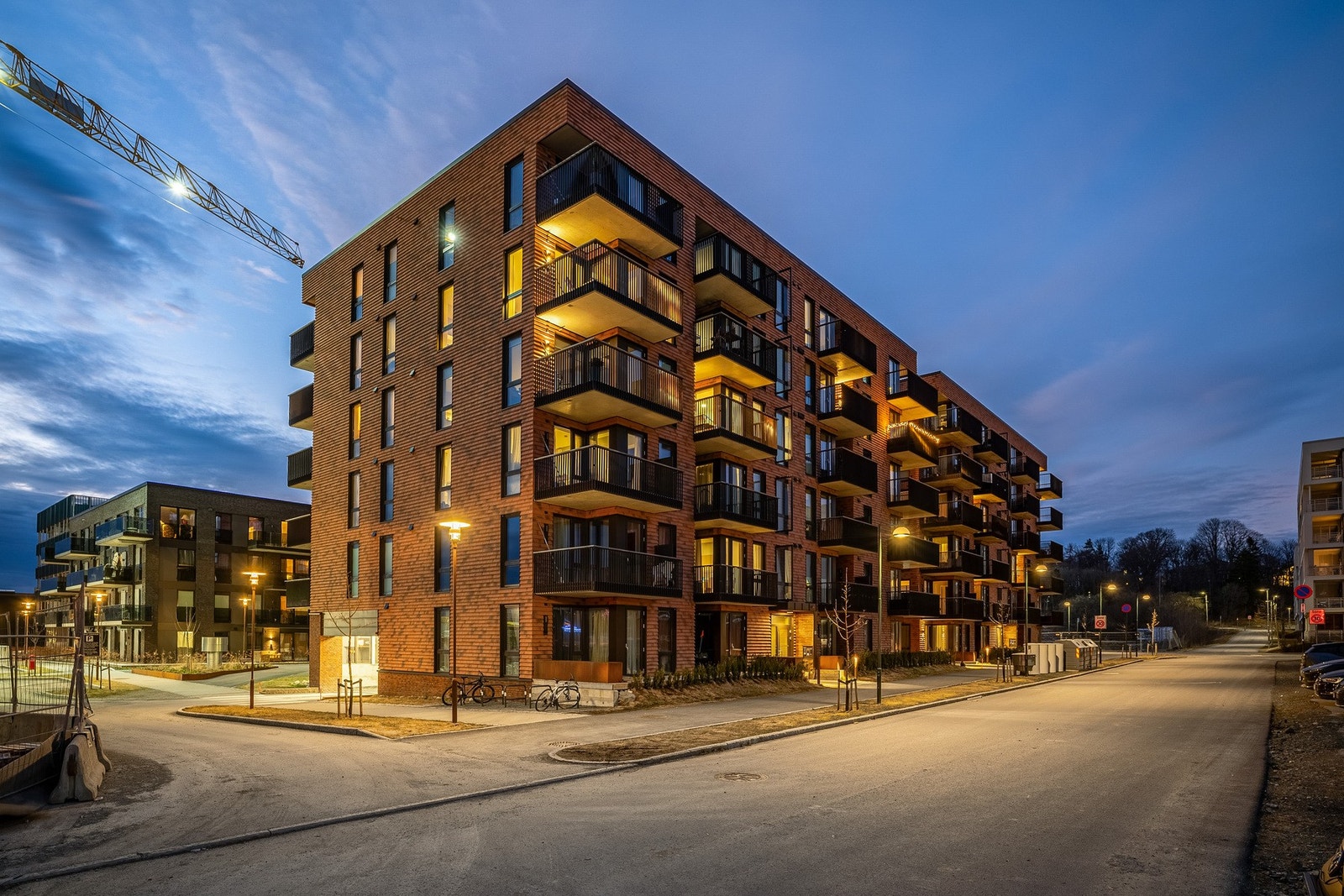 Det er heis i bygget, samt bod i kjeller. Mulighet for leie av p-plass om ønskelig. Galleribilde