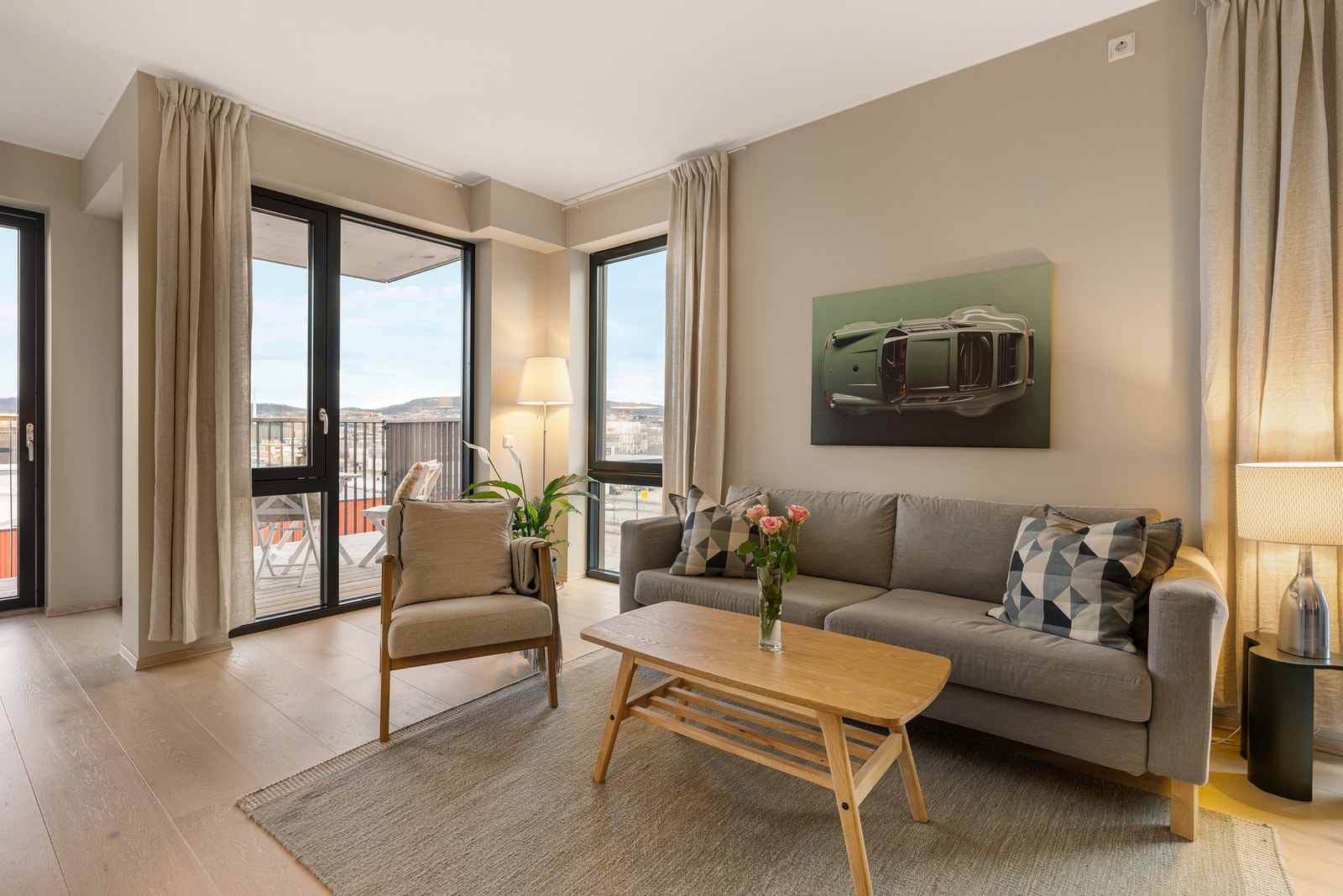 Leiligheten har en av de beste plasseringene i bygget med hjørne og uten innsyn. Galleribilde