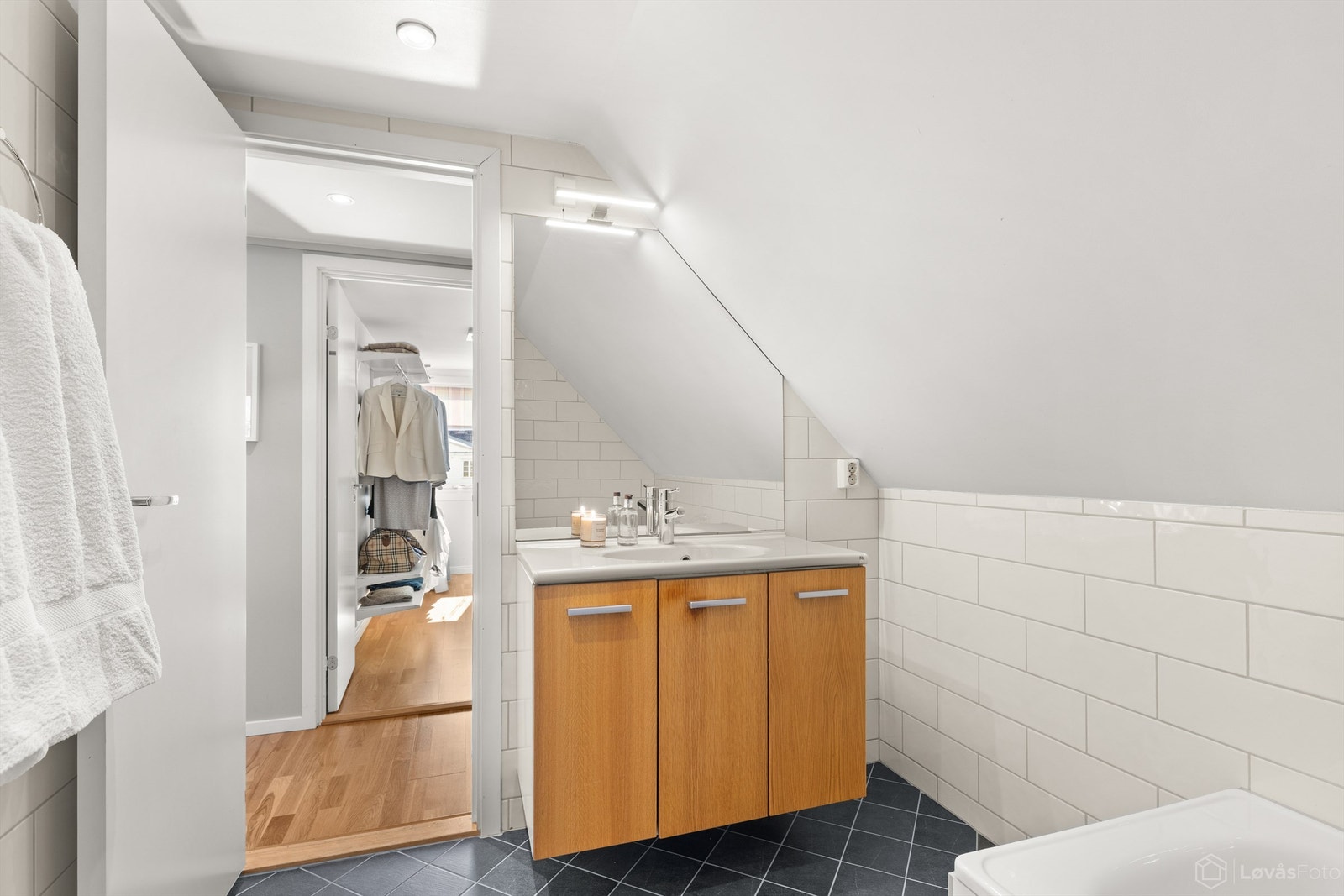 Flislagt bad med varmekabler og downlights i himling, sist pusset opp i 2006 Galleribilde