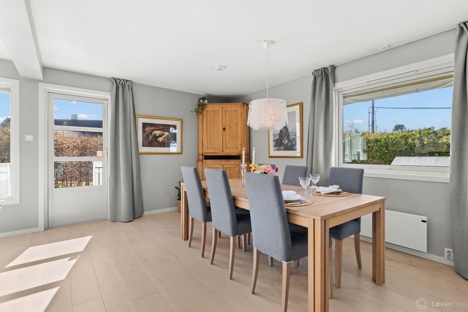 Spisestue med 1-stavs parkett. Fra stuen/spisestuen er det direkte utgang til terrassen og hagen Galleribilde