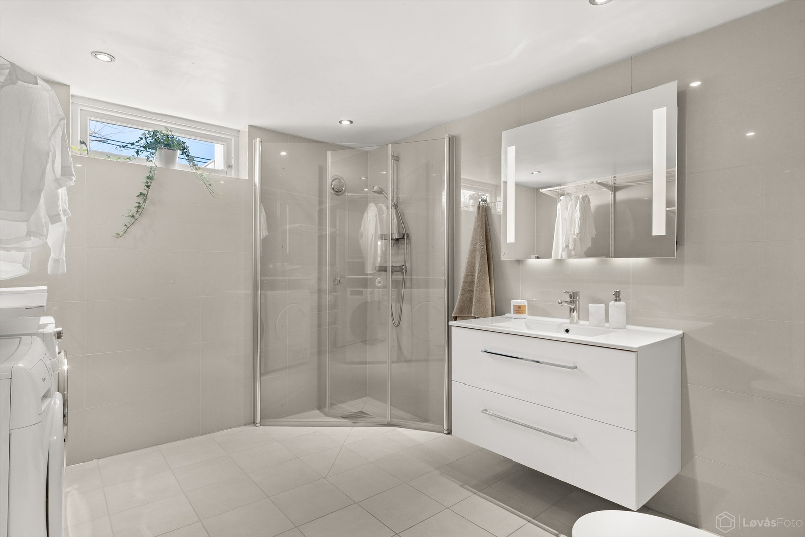 Pent flislagt bad med varmekabler og downlights i himling, pusset opp i 2012 Galleribilde
