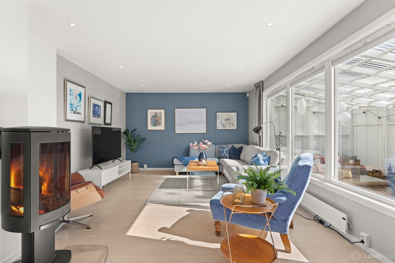 Stue med 1-stavs parkett og peisovn (ny i 2017) for ekstra varme og hygge Galleribilde