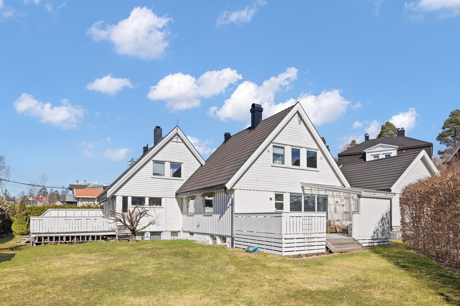 Det er ikke satt opp fysisk tomtegrense i hagen mellom de to eiendommene (tomtegrensen går fra hushjørne mellom de to husene og skrått ut mot veien) Galleribilde